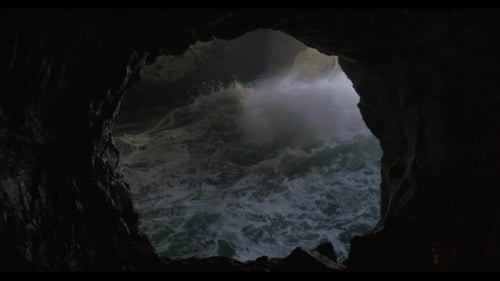 Cueva marina y arroyo de aguas turbulentas en Rosh Hanikra