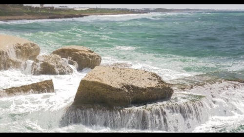 La costa de Rosh Hanikra y las olas del mar aplastan rocas