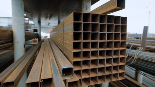Metallträger, die zur Verstärkung der Gebäudestrukturen in der Industrie verwendet werden