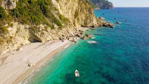 Luftaufnahme eines Bootes vor der Insel Korfu in Griechenland