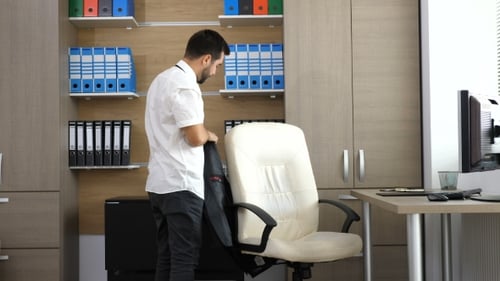 Müder Geschäftsmann im Büro macht eine Pause, indem er Box im Büro übt