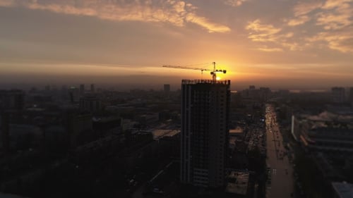 Vogelaufnahme des Gelben Turms Gebäude Kranich fliegen um Baustelle Gebäude Wohnungen