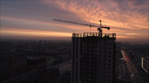 Torre amarilla edificio grúa volar alrededor del sitio de construcción edificio apartamentos