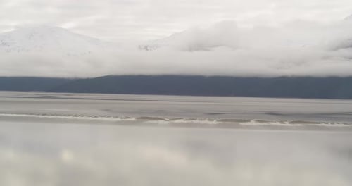 Luftaufnahme von weit nach Nahaufnahme über den in der Bucht schwimmenden Gletscher, Drohnenhubschrau