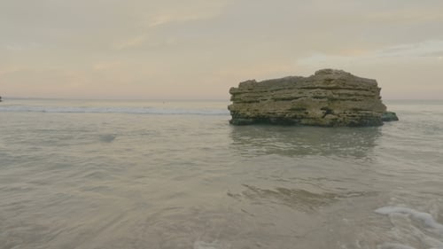 Olas del mar salpicando en las rocas