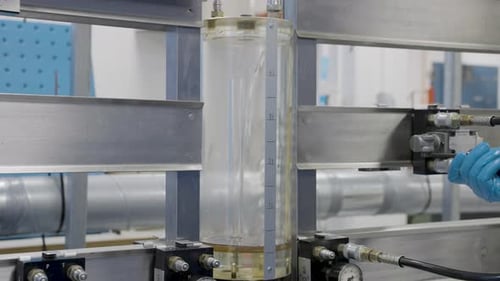 Gros plan : Travailleur dans une usine chimique testant la pression hydraulique du liquide pétrolier. Opérateur d'ingénierie