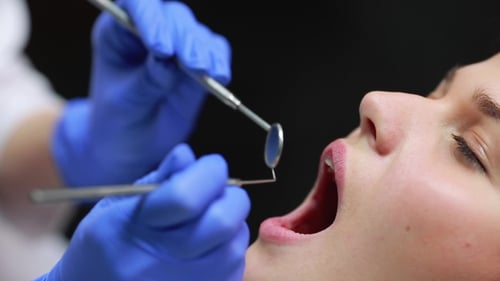 Zahnarzt untersucht die Zähne des Patienten,
