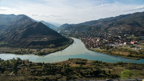 . Vue du monastère de Jvari sur la ville de Mtskheta et le confluent des rivières Aragvi et Kura