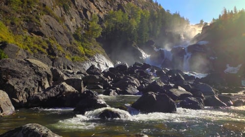 Wasserfall, Fluss in den Bergen.