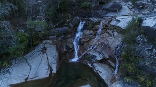 Cascade dans le rocher