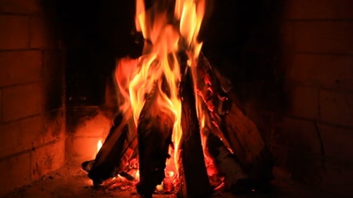 Heißer Kamin voller Holz und Feuer mit dem Sound
