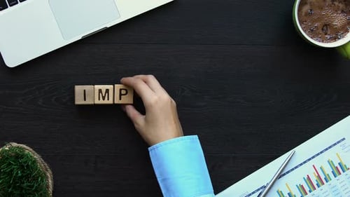Impossible à possible, femme d'affaires faisant des mots de cubes, motivation personnelle