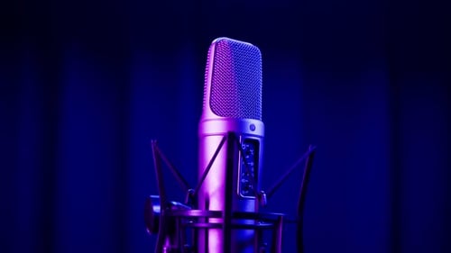 Microphone Closeup Micro avec lumière néon bleue