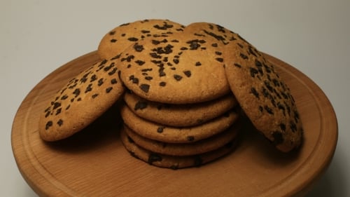 Leckere Chipkuchen-Kekse mit flachen Schokoladenstücken