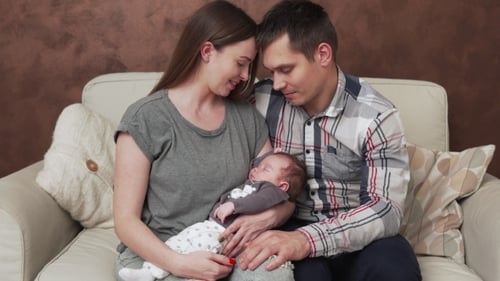 Glückliche Familie mit Neugeborenem