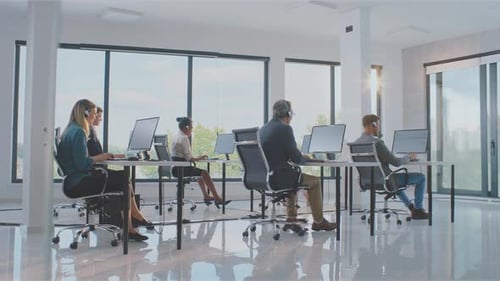 Büroangestellte nutzen digitale Technologie