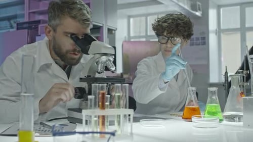 Wissenschaftler diskutieren Experiment im Labor