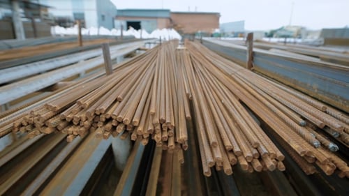 Stapel von Bauarmatur auf Industrieschrottplatz liegend