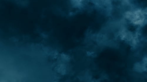 La nuit, voler à travers la foudre et l'orage