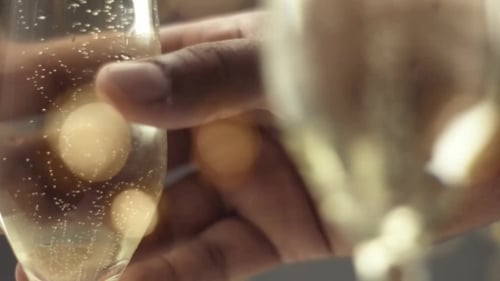 Homme ramassant une coupe de champagne avec des bulles