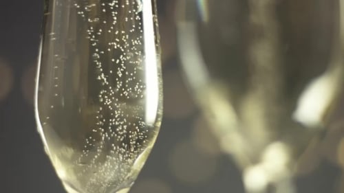Homme ramassant une coupe de champagne avec des bulles