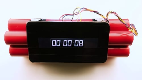 Rote Bombe mit digitaler Zeitschaltuhr