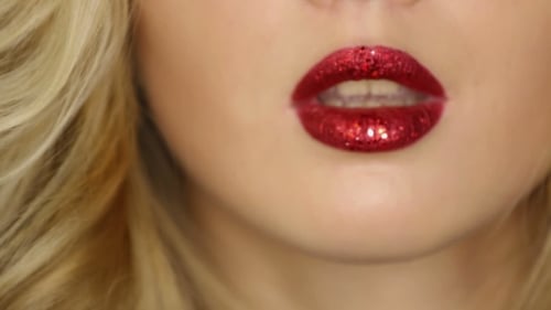Maquillage de mode femme avec maquillage coloré et art corporel