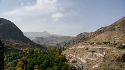 du trafic routier de montagne. Vue sur la Serpentine avec des voitures. Contexte de la nature