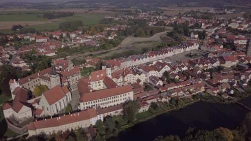 Aerial Old Town Telc, République Tchèque. Format LOG intact.