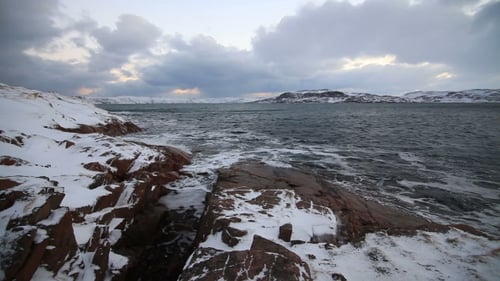 Ciel Théâtral au-dessus de la mer agitée au nord