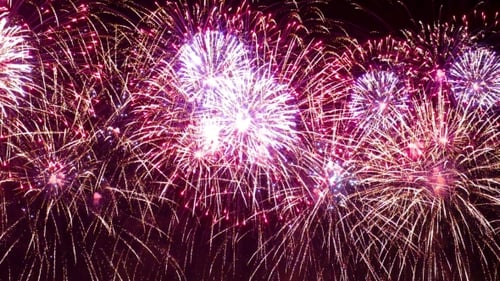 Buntes Feuerwerk explodiert am Nachthimmel