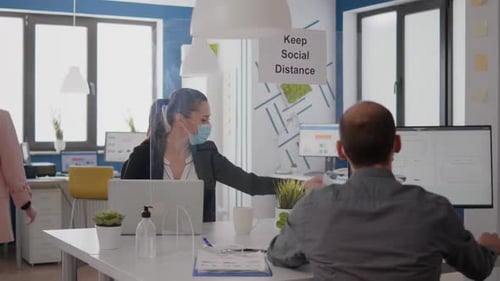 Gros plan de deux collègues parlant d'un projet marketing