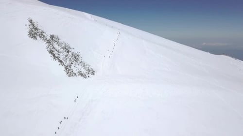 Extremtourismus im Snow Mountain Valley, Luftbild. Wanderberg im Winter
