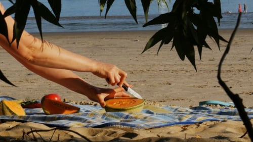 Pique-niques sur une plage fluviale - Cutting Melon