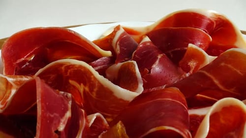 Jamon dans l'assiette. Tir en mouvement.
