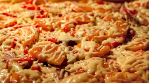 Aufgehende Pizza im Ofen. Hausgemachtes Back
