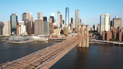 Brooklyn Bridge nach Manhattan in New York, Amerika Durch den East River bei sonnigem