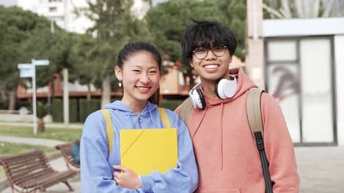 Estudiante asiático sonriendo juntos en el campus universitario