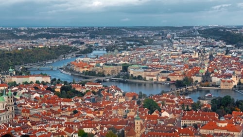 Luftaufnahme der Altstadtarchitektur mit roten Dächern in Prag, Tschechien. Moldau
