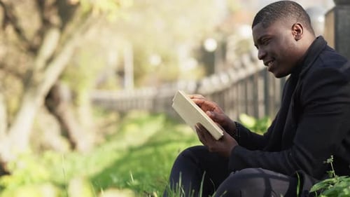 Lesen Entspannendes Buch Freizeit Happy Man Lawn Park