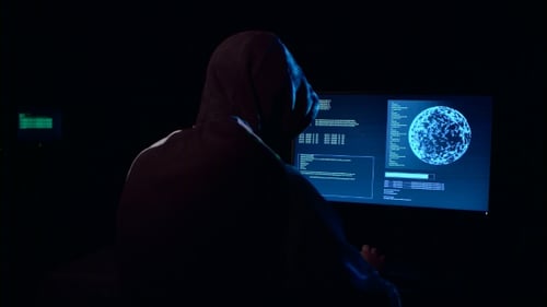 Hacker gibt die Virendaten in den Computer ein