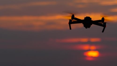 Drohne dreht sich vor dem Hintergrund des Sonnenuntergangs um ihre Achse
