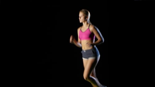 Laufsportliches Mädchen. Vordere Ansicht. Schwarzer Bildschirm