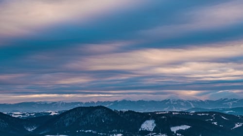 Montaña de invierno al atardecer