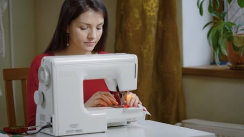 Professionelle Näherin arbeitet in der Werkstatt