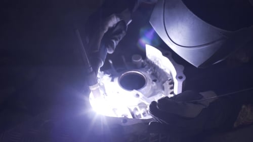 Schweißen des Aluminiums bei der Reparatur der Motorradwerkstatt