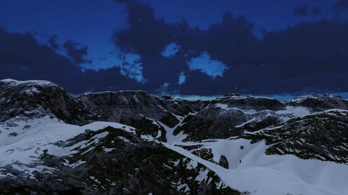 Survolez la montagne dans la neige
