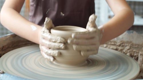 Atelier de cours de poterie. Façonnage d'argile sur le tour de potier et tir.
