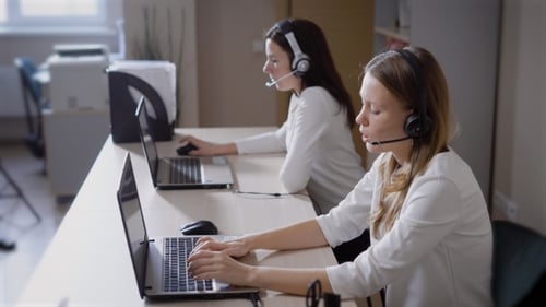 Atención al cliente femenina en el lugar de trabajo.