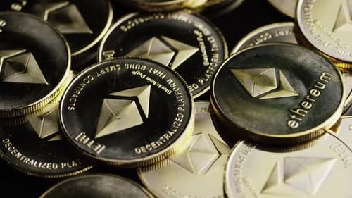 Rotierende Aufnahme von Bitcoins (digitale Kryptowährung) - BITCOIN ETHEREUM 146